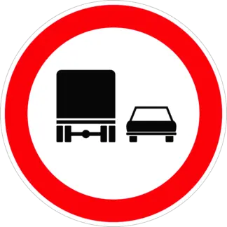 Tehergépkocsival előzni tilos! KRESZ közlekedési tábla