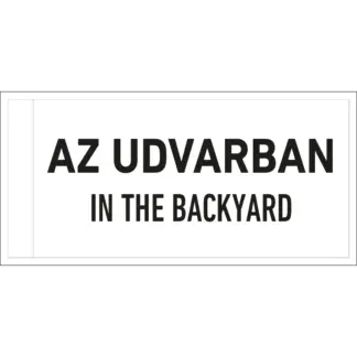 Az udvarban matrica (P - várakozóhely alaptáblára)